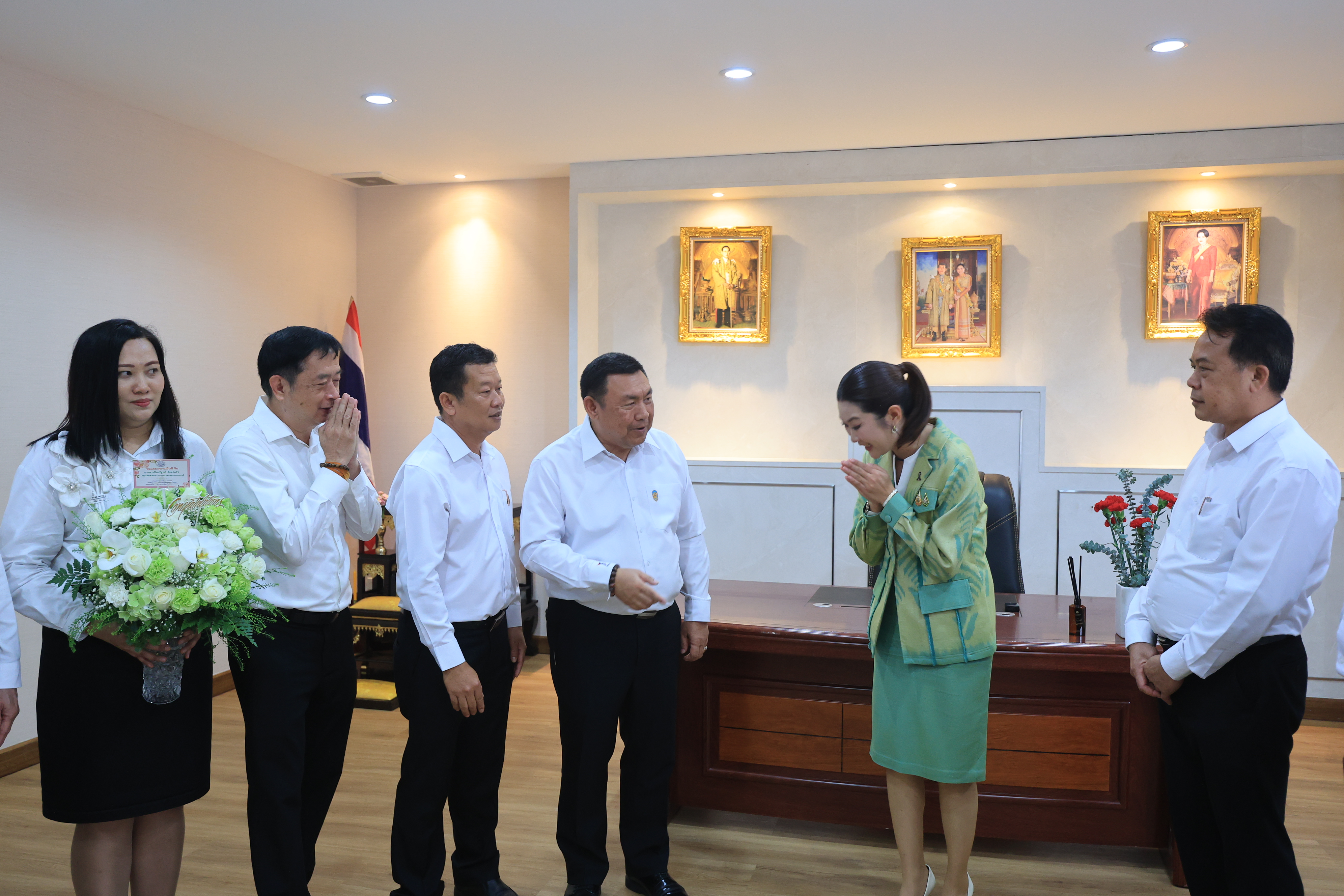 title - คณะผู้บริหาร ส.ป.ก. ร่วมแสดงความยินดีในโอกาสเข้ารับตำแหน่งของรัฐมนตรีว่าการกระทรวงเกษตรและสหกรณ์ และรัฐมนตรีช่วยว่าการกระทรวงเกษตรและสหกรณ์ 